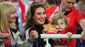 اقتحام بسيارة.. زوجة نجم إنجلترا تتعرض لمحاولة سطو مرعبة