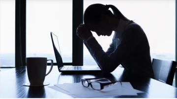 العمل لساعات طويلة يؤثر على الدماغ بشكل كارثي العمل لساعات طويلة يؤثر على الدماغ بشكل كارثي