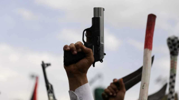 بسبب 19 دولار .. اشتباك مسلح بين عائلتين يمنيتين في إب بسبب 19 دولار .. اشتباك مسلح بين عائلتين يمنيتين في إب