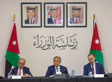 رئيس الوزراء يلتقي عددا من الإعلاميين والصحفيين رئيس الوزراء يلتقي عددا من الإعلاميين والصحفيين