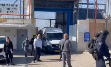 إسرائيل تنقل أسرى إلى النقب وعوفر تمهيدا للإفراج عنهم