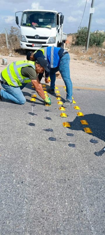 الأشغال تباشر تركيب مخففات سرعة على طريق البترول في إربد