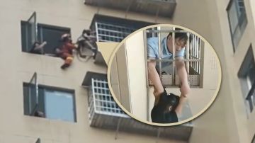 امرأة شجاعة تنقذ طفلة سقطت من ارتفاع شاهق عبر التمسك بها