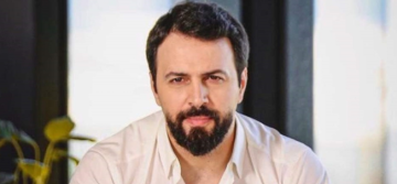 شبهه الجمهور بأحمد الشرع.. تيم حسن يثير القلق بإصابة في يده شبهه الجمهور بأحمد الشرع.. تيم حسن يثير القلق بإصابة في يده