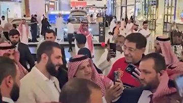 احمد الشرع يتجول في مول بالرياض وسط احتفاء