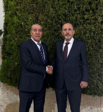 وزير الخارجية يجري مباحثات مع نائب الرئيس الفلسطيني بمشاركة مديري المخابرات الأردنية والفلسطينية وزير الخارجية يجري مباحثات مع نائب الرئيس الفلسطيني بمشاركة مديري المخابرات الأردنية والفلسطينية