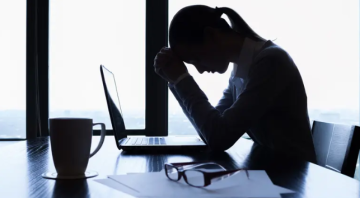 العمل لساعات طويلة يؤثر على الدماغ بشكل كارثي العمل لساعات طويلة يؤثر على الدماغ بشكل كارثي