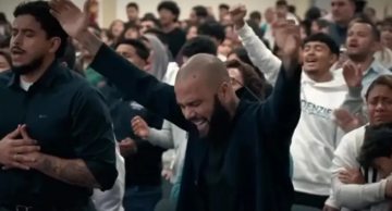 بعد السجن و الاغتصاب .. نجم برشلونة يتحول إلى واعظ في الكنيسة