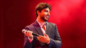 محمد شاكر يعود إلى المسرح بعد غياب مؤثر محمد شاكر يعود إلى المسرح بعد غياب مؤثر