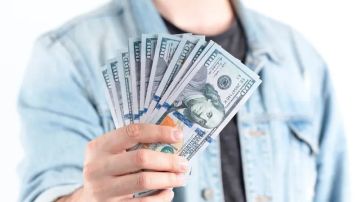 هاتف مستعمل ينتشل شابا أميركيا من الإفلاس ليصبح مليونيرا