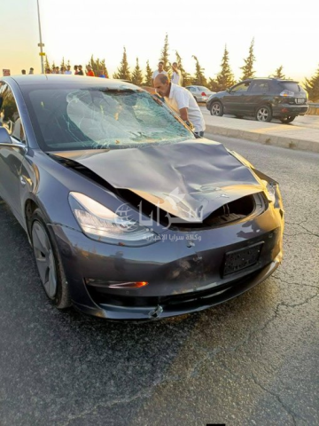 اصطدام خيل بمركبة على الشارع الرئيسي في السلط (صور)