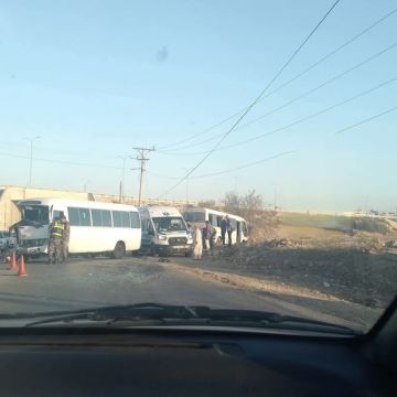 بالصور...إصابات إثر حادث تصادم بين مركبتين على جسر ناطفة