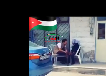 فيديو لولي العهد يشعل مواقع التواصل.. ترجل من موكبه وجلس مع أحد كبار السن على الرصيف فيديو لولي العهد يشعل مواقع التواصل.. ترجل من موكبه وجلس مع أحد كبار السن على الرصيف