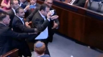 الديمقراطية الإسرائيلية وجه حر حين يصفق، وقناع قمعي حين يتكلم بالعربية عاجل الديمقراطية الإسرائيلية وجه حر حين يصفق، وقناع قمعي حين يتكلم بالعربية عاجل