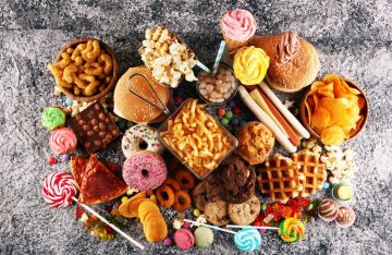 دراسة تكشف السر وراء عدم قدرتنا على التوقف عن تناول الأطعمة الضارة