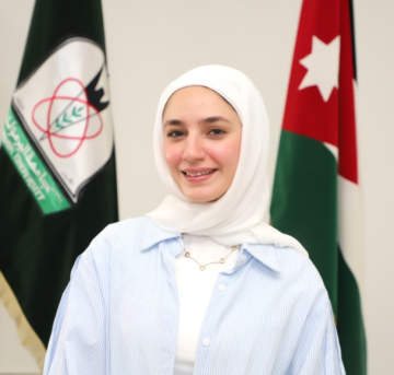 طالبة اليرموك نغم الصوالحة تتوج بجائزة أفضل متطوعة للنساء في الهندسة على مستوى المنطقة طالبة اليرموك نغم الصوالحة تتوج بجائزة أفضل متطوعة للنساء في الهندسة على مستوى المنطقة