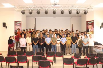 المسرح الشرطي ينظم عرضا توعويا حول مخاطر المخدرات في مدرسة خديجة بنت خويلد