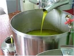 الزراعة تلوح بفتح استيراد زيت الزيتون إذا استمر ارتفاع الأسعار