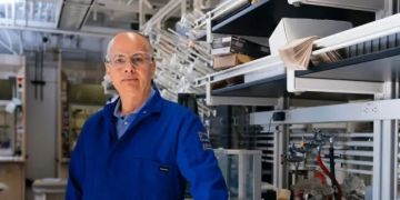 جائزة نوبل في الكيمياء تمنح لثلاثة علماء، من بينهم عالم عربي جائزة نوبل في الكيمياء تمنح لثلاثة علماء، من بينهم عالم عربي