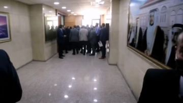 مشادة واشتباك بالأيدي بين نائبين داخل مجلس النواب على خلفية انتخابات الرئاسة والمكتب الدائم مشادة واشتباك بالأيدي بين نائبين داخل مجلس النواب على خلفية انتخابات الرئاسة والمكتب الدائم