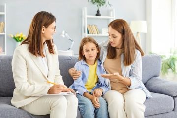 5 حالات تستوجب التواصل مع معلمة طفلك