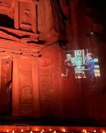 احتفاء بإنجازه .. صورة العالم عمر ياغي تزين واجهة الخزنة في البترا