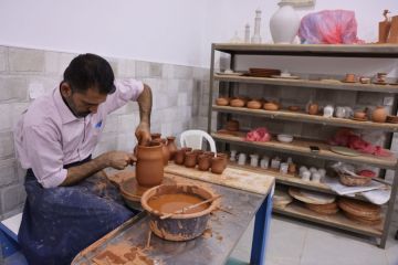 الفخار العجلوني.. ذاكرة تراثية تحافظ على روح المكان وتستعيد أصالة الماضي الفخار العجلوني.. ذاكرة تراثية تحافظ على روح المكان وتستعيد أصالة الماضي