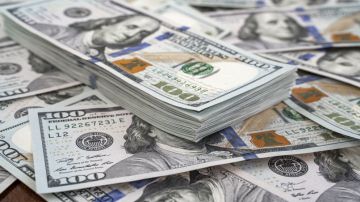 الدولار يستقر مع تركيز الأسواق على توترات تجارية بين واشنطن وبكين وتطورات سياسية