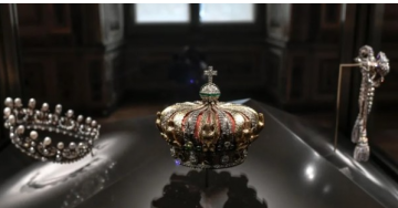 تطور جديد في سرقة متحف اللوفر .. العثور على تاج أوجيني تطور جديد في سرقة متحف اللوفر .. العثور على تاج أوجيني