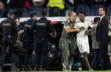 خلال مشادة بين الفريقين.. فينيسيوس يحاول ضرب لامين جمال بعد الكلاسيكو (فيديو) خلال مشادة بين الفريقين.. فينيسيوس يحاول ضرب لامين جمال بعد الكلاسيكو (فيديو)