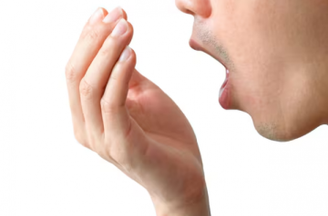 5 عوامل خفية تسبب رائحة الفم الكريهة وكيف تتخلص منها؟