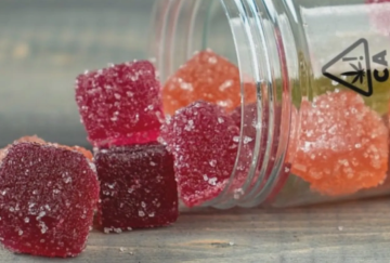 شاب يتناول علبة حلوى مليئة بالمخدر وينتهي الأمر بكارثة شاب يتناول علبة حلوى مليئة بالمخدر وينتهي الأمر بكارثة