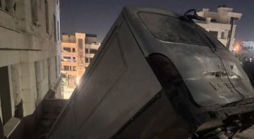 انقلاب باص على عمارة بالبنيات دون إصابات .. صور