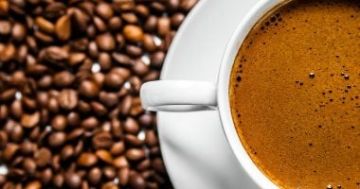 لماذا يجب عليك شرب الماء قبل تناول القهوة الصباحية؟