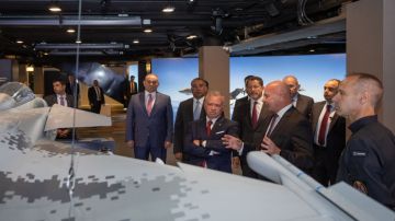 الملك يزور شركة ساب المختصة في الصناعات العسكرية بستوكهولم