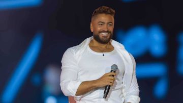 تامر حسني يرفض هدية ثمينة من معجبة بهذه الطريقة .. فيديو تامر حسني يرفض هدية ثمينة من معجبة بهذه الطريقة .. فيديو