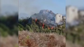 حريق في قلعة صلاح الدين الأثرية بريف اللاذقية حريق في قلعة صلاح الدين الأثرية بريف اللاذقية