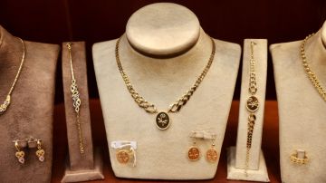 الذهب يفقد بريقه محليا .. تراجع جديد في التسعيرة الخامسة الثلاثاء