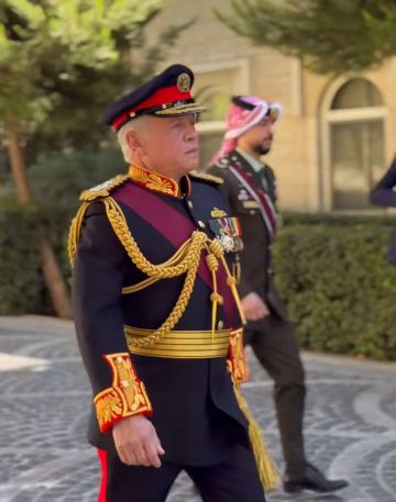 الملك يلقي خطاب العرش في افتتاح الدورة العادية الثانية لمجلس الأمة الملك يلقي خطاب العرش في افتتاح الدورة العادية الثانية لمجلس الأمة