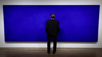 بيع لوحة زرقاء أحادية اللون للفرنسي ايف كلاين بـ21 مليون دولار في مزاد