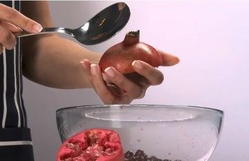 3 طرق سهلة لاستخراج بذور الرمان دون فوضى