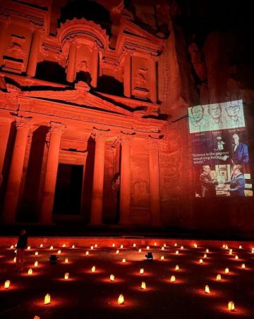 سلطة البترا تنير واجهة الخزنة تكريما لعمر ياغي بعد فوزه بجائزة نوبل للكيمياء 2025 سلطة البترا تنير واجهة الخزنة تكريما لعمر ياغي بعد فوزه بجائزة نوبل للكيمياء 2025