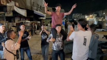 وقفت الحرب .. سكان غزة يحتفلون في الشوارع باتفاق وقف إطلاق النار وقفت الحرب .. سكان غزة يحتفلون في الشوارع باتفاق وقف إطلاق النار