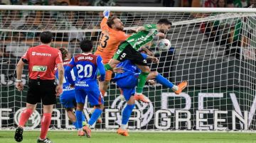 أتلتيكو يواصل التألق ويهزم بيتيس بثنائية