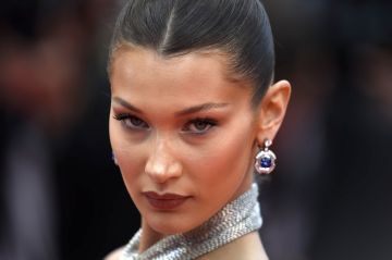 طريقة مشي عارضة الأزياء بيلا حديد تشعل الإنترنت