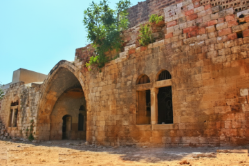 وعود حكومية تبخرت .. مواطن في كفرنجة يغرق في كابوس ديون بسبب بيته التراثي