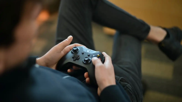 أب يضرب ابنته حتى الموت أثناء لعبه بـ إكس بوكس أب يضرب ابنته حتى الموت أثناء لعبه بـ إكس بوكس