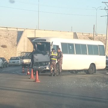 إصابات بحادث تصادم بين باصين على جسر ناطفة في اربد