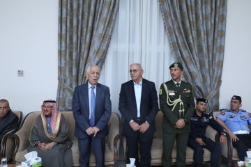 مندوبا عن الملك وولي العهد. العيسوي يقدم واجب العزاء لــ(6) عشائر أردنية