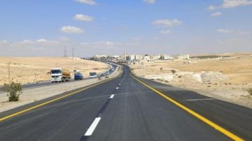 الأشغال: إغلاق الفتحات الالتفافية غير القانونية على طريق المفرق الصفاوي الأشغال: إغلاق الفتحات الالتفافية غير القانونية على طريق المفرق الصفاوي